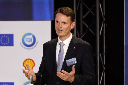 Inbetriebnahme der Wasserstoffelektrolyse REFHYNE Anlage von Shell in Wesseling