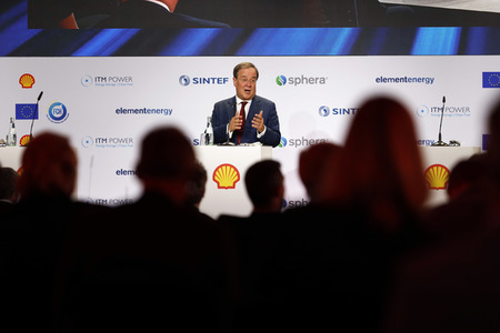 Inbetriebnahme der Wasserstoffelektrolyse REFHYNE Anlage von Shell in Wesseling