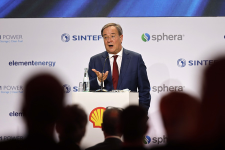 Inbetriebnahme der Wasserstoffelektrolyse REFHYNE Anlage von Shell in Wesseling