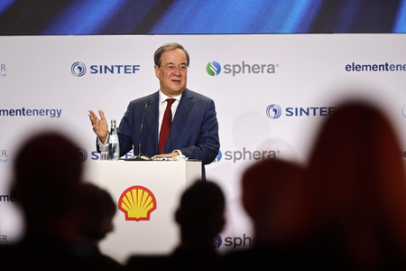 Inbetriebnahme der Wasserstoffelektrolyse REFHYNE Anlage von Shell in Wesseling