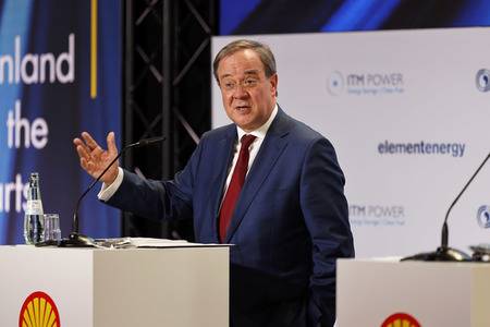 Inbetriebnahme der Wasserstoffelektrolyse REFHYNE Anlage von Shell in Wesseling