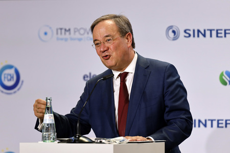 Inbetriebnahme der Wasserstoffelektrolyse REFHYNE Anlage von Shell in Wesseling