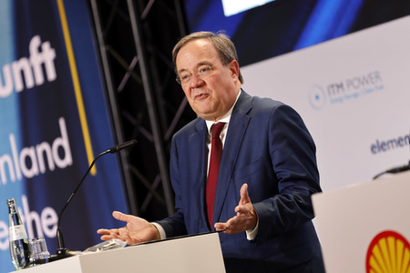 Inbetriebnahme der Wasserstoffelektrolyse REFHYNE Anlage von Shell in Wesseling