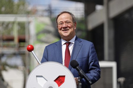 Inbetriebnahme der Wasserstoffelektrolyse REFHYNE Anlage von Shell in Wesseling