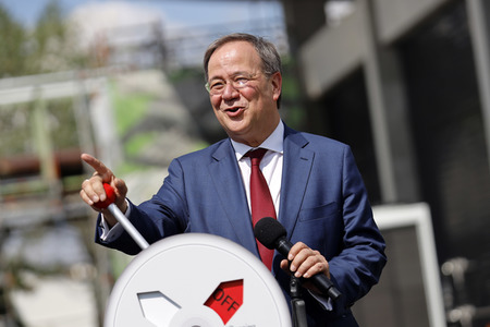 Inbetriebnahme der Wasserstoffelektrolyse REFHYNE Anlage von Shell in Wesseling