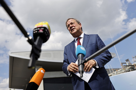 Inbetriebnahme der Wasserstoffelektrolyse REFHYNE Anlage von Shell in Wesseling