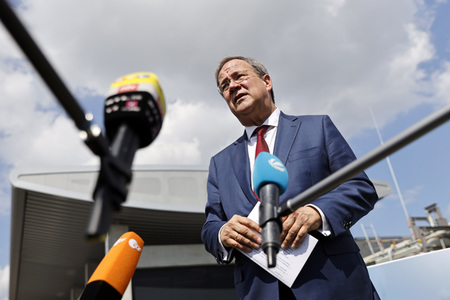Inbetriebnahme der Wasserstoffelektrolyse REFHYNE Anlage von Shell in Wesseling