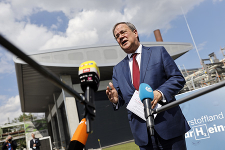 Inbetriebnahme der Wasserstoffelektrolyse REFHYNE Anlage von Shell in Wesseling