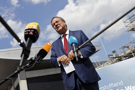 Inbetriebnahme der Wasserstoffelektrolyse REFHYNE Anlage von Shell in Wesseling