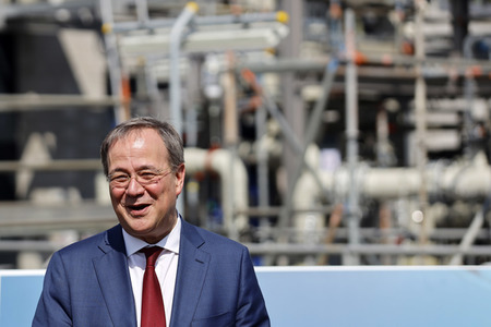 Inbetriebnahme der Wasserstoffelektrolyse REFHYNE Anlage von Shell in Wesseling