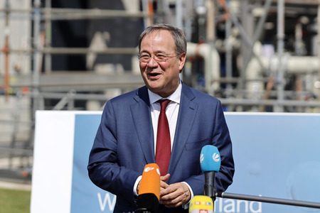 Inbetriebnahme der Wasserstoffelektrolyse REFHYNE Anlage von Shell in Wesseling