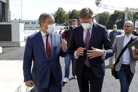 Inbetriebnahme der Wasserstoffelektrolyse REFHYNE Anlage von Shell in Wesseling