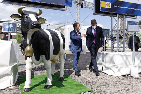 Inbetriebnahme der Wasserstoffelektrolyse REFHYNE Anlage von Shell in Wesseling