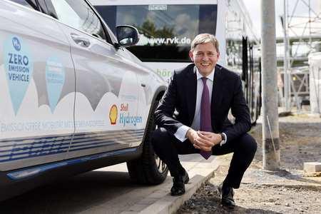 Inbetriebnahme der Wasserstoffelektrolyse REFHYNE Anlage von Shell in Wesseling