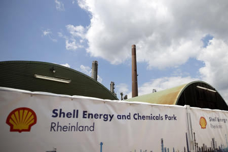Symbolfoto Shell Raffinerie