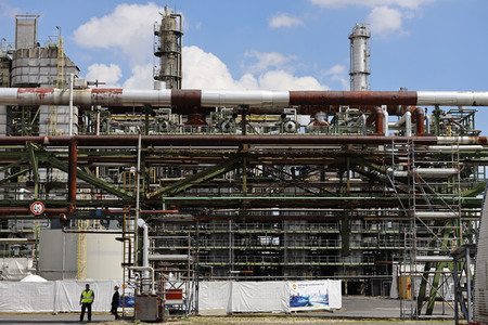 Symbolfoto Shell Raffinerie