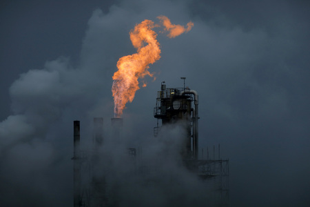 Symbolfoto Shell Raffinerie