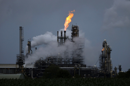 Symbolfoto Shell Raffinerie