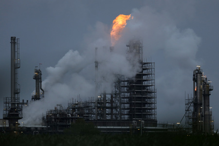 Symbolfoto Shell Raffinerie