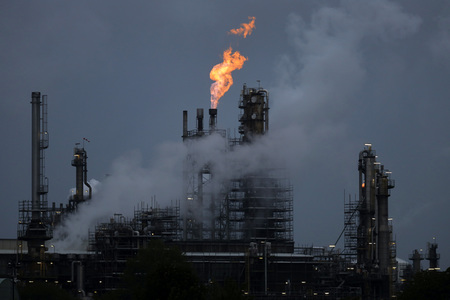Symbolfoto Shell Raffinerie