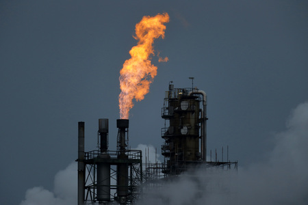 Symbolfoto Shell Raffinerie