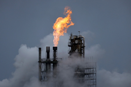 Symbolfoto Shell Raffinerie
