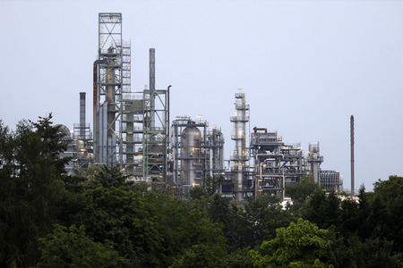 Symbolfoto Shell Raffinerie