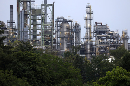Symbolfoto Shell Raffinerie