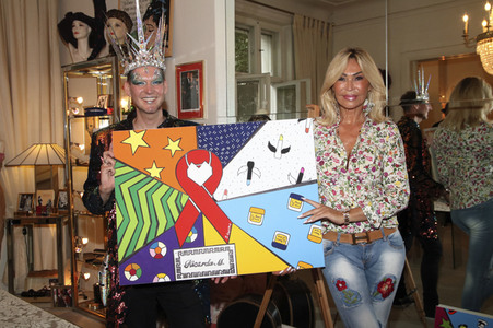 Schecküberreichung zum International Lipstick-Day zugunsten der Berliner-Aidshilfe