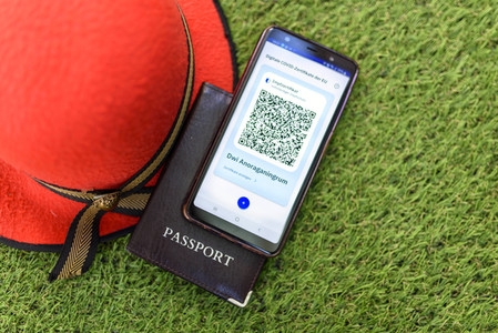 Symbolfoto Digitales Impfzertifikat als Urlaubspass