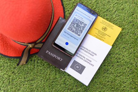 Symbolfoto Digitales Impfzertifikat als Urlaubspass