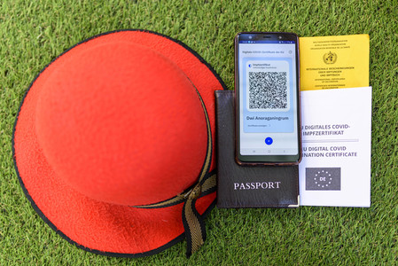 Symbolfoto Digitales Impfzertifikat als Urlaubspass