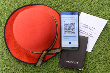 Symbolfoto Digitales Impfzertifikat als Urlaubspass