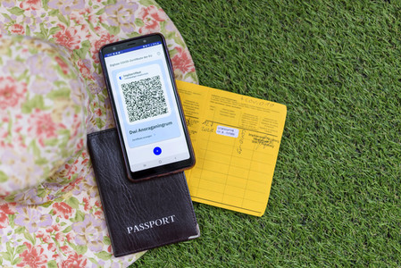 Symbolfoto Digitales Impfzertifikat als Urlaubspass