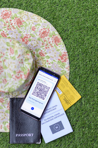 Symbolfoto Digitales Impfzertifikat als Urlaubspass