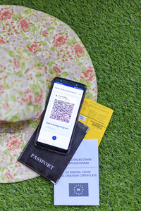 Symbolfoto Digitales Impfzertifikat als Urlaubspass