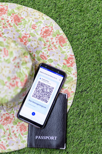 Symbolfoto Digitales Impfzertifikat als Urlaubspass