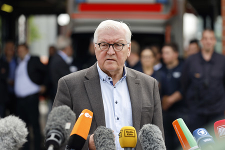 Frank-Walter Steinmeier und Armin Laschet besuchen Hochwassergebiet in Erftstadt