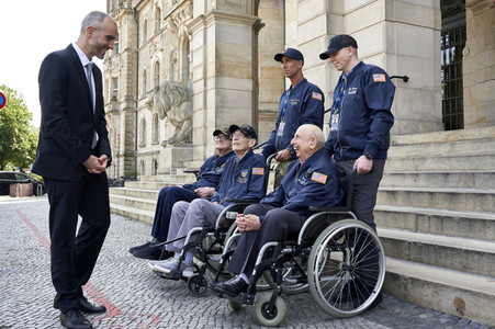 Belit Onay empfängt US-Veteranen in Hannover