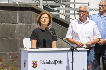 Pressestatement der Bundeskanzelrin nach ihrem Besuch im Hochwassergebiet in Adenau
