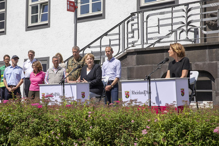 Pressestatement der Bundeskanzelrin nach ihrem Besuch im Hochwassergebiet in Adenau