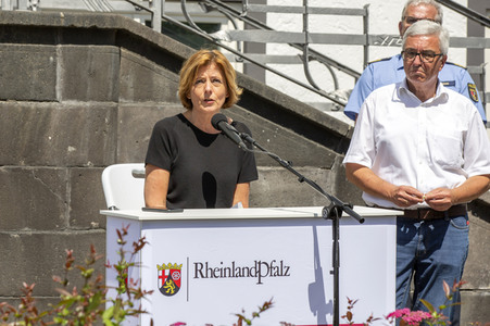 Pressestatement der Bundeskanzelrin nach ihrem Besuch im Hochwassergebiet in Adenau