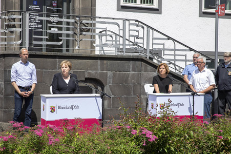 Pressestatement der Bundeskanzelrin nach ihrem Besuch im Hochwassergebiet in Adenau