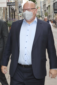Peter Altmaier besucht Buchhandlung in Hamburg