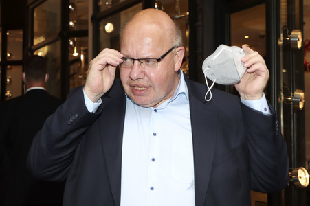 Peter Altmaier besucht Buchhandlung in Hamburg