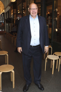 Peter Altmaier besucht Buchhandlung in Hamburg