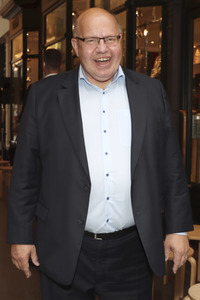 Peter Altmaier besucht Buchhandlung in Hamburg