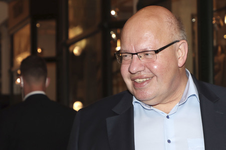 Peter Altmaier besucht Buchhandlung in Hamburg