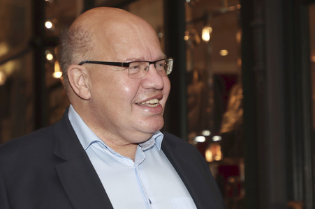 Peter Altmaier besucht Buchhandlung in Hamburg
