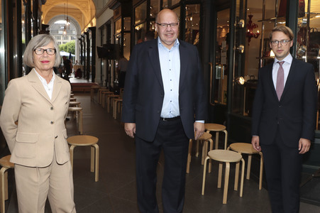 Peter Altmaier besucht Buchhandlung in Hamburg